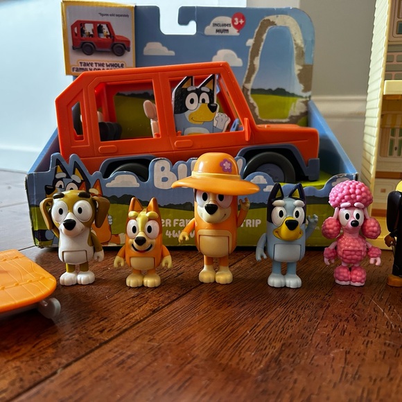 Bluey Playhouse, Family Vehicle and Figurine Set - Picture 3 of 5